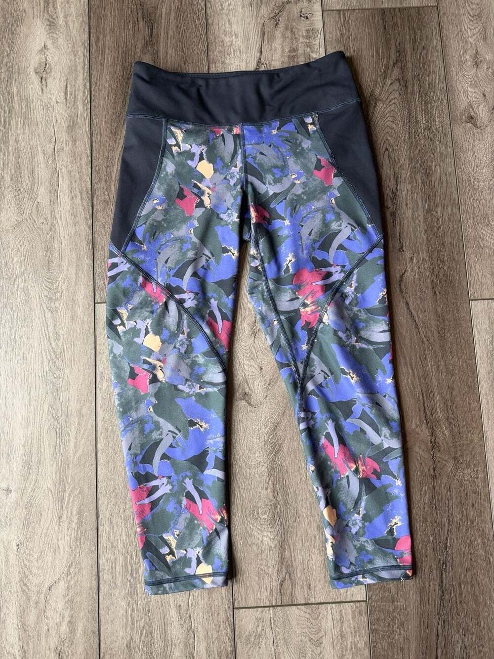 Patagonia Centered Crops Size S Blue Abstract Jungle Capri Leggings